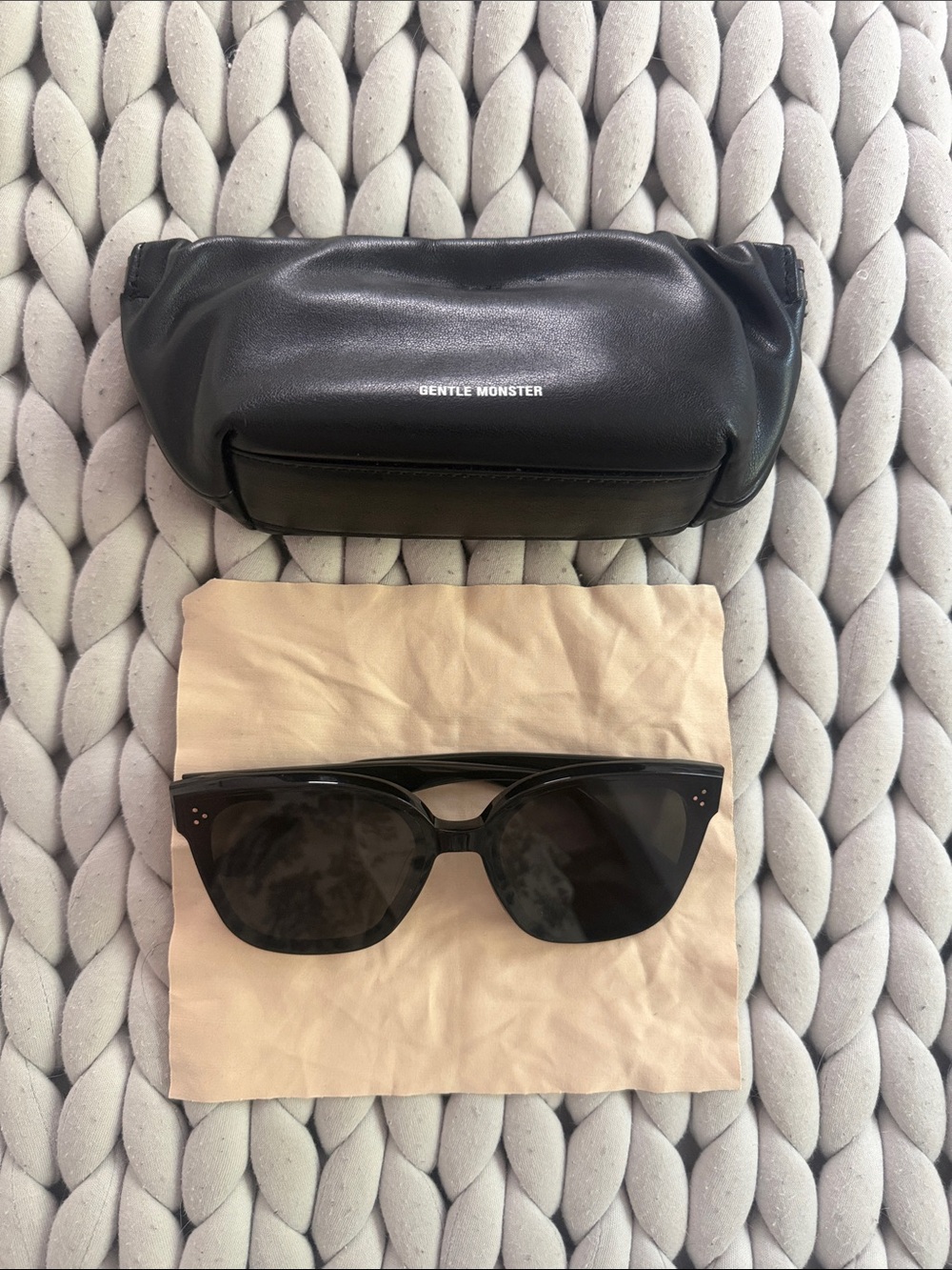 GENTLE MONSTER Glossy Black Cat-Eye Sunglasses with Case
